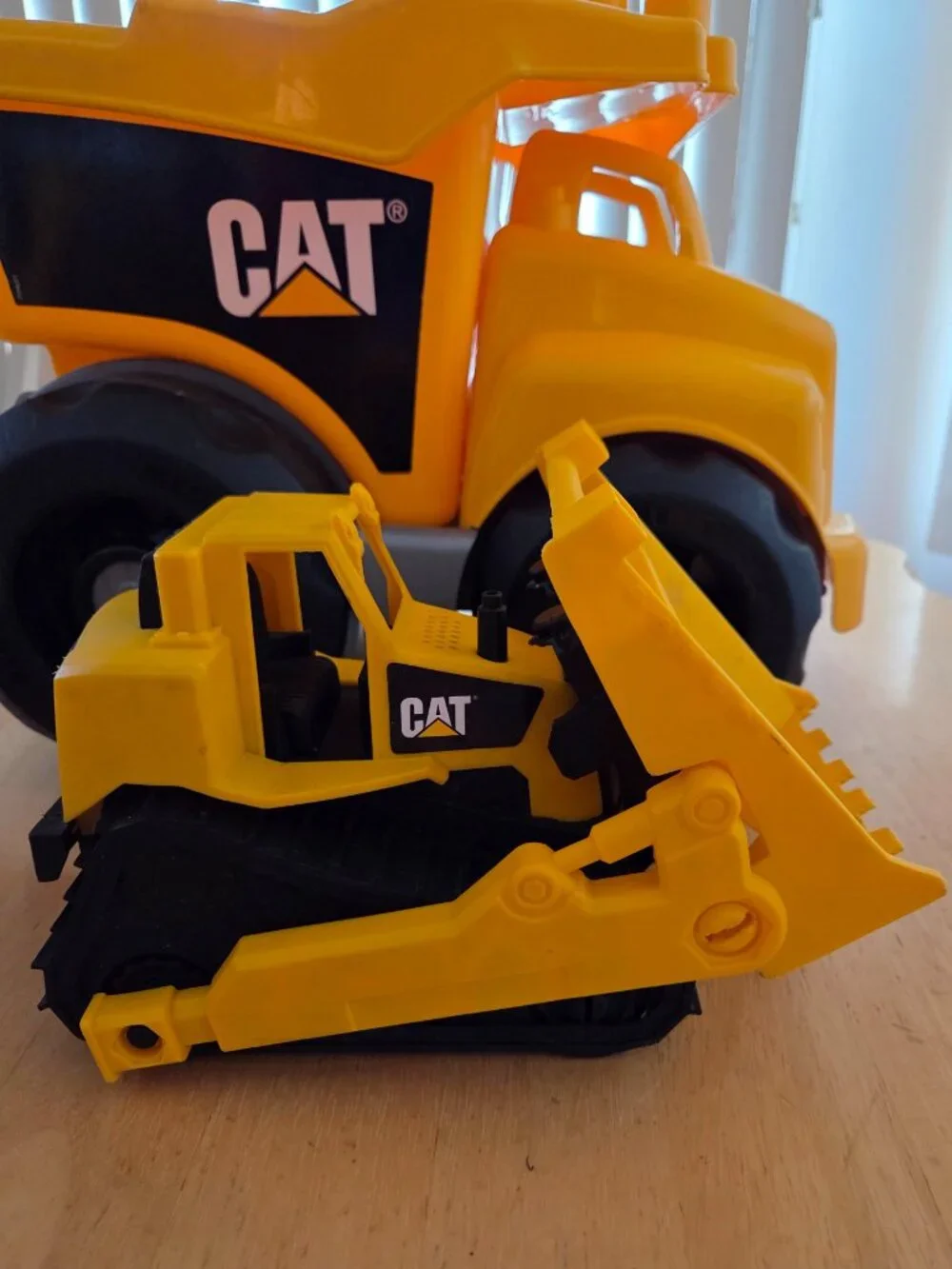 Caterpillar 4 PC. Yellow Trucks, Excavator, Bulldozer (193)